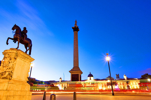 Ở trung tâm của Trafalgar là cột Nelson, được bảo vệ bởi bốn bức tượng sư tử vây quanh, đặt tại chân đế của cột. Ảnh: Planetware. Ở trung tâm của Trafalgar là cột Nelson, được bảo vệ bởi bốn bức tượng sư tử vây quanh, đặt tại chân đế của cột. Ảnh: Planetware.